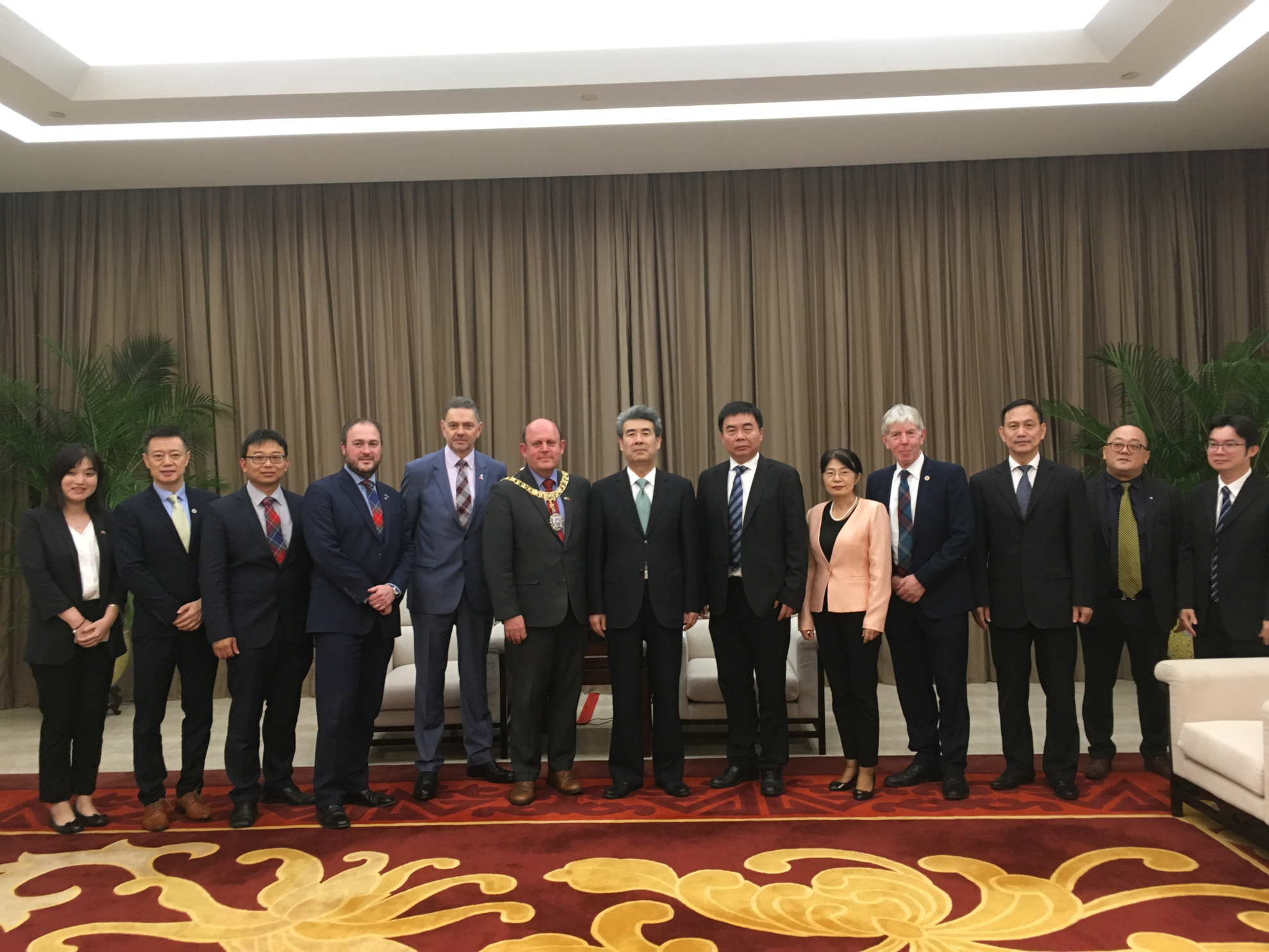 博士联盟主席马江涛陪同英国爱丁堡弗兰克市长访问深圳